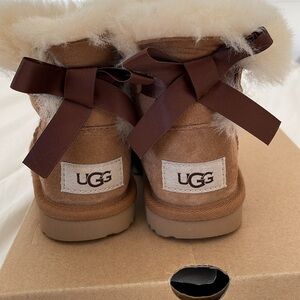 Adorable Girls Ugg mini Bailey Bow size 10